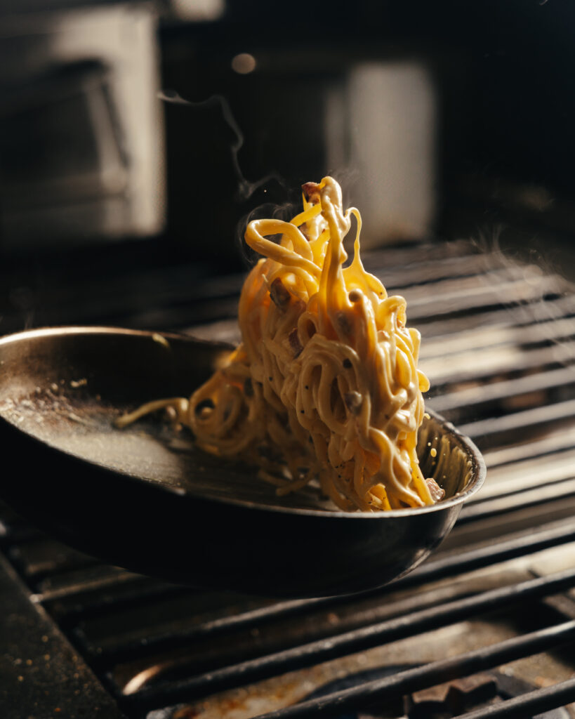 Frische Pasta in der Pfanne