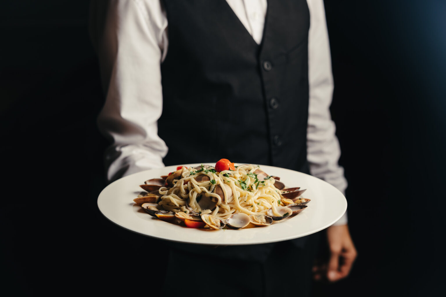 Pasta mit Venusmuscheln wird serviert