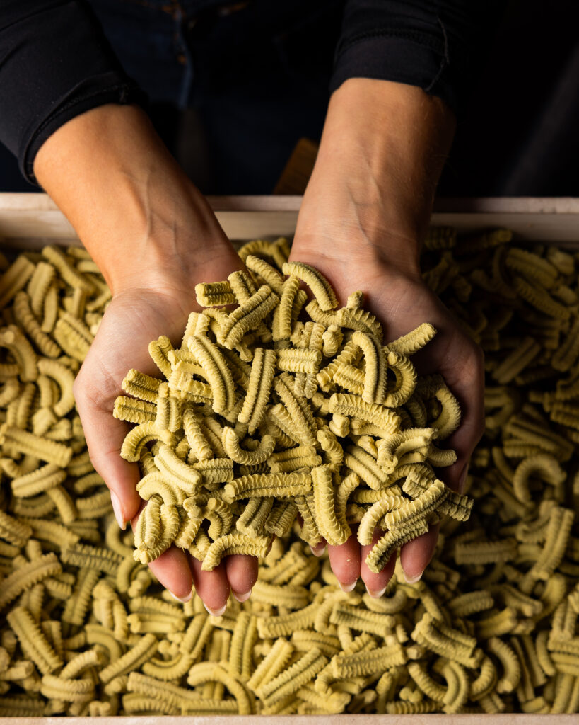 Hausgemachte Pasta in Händen